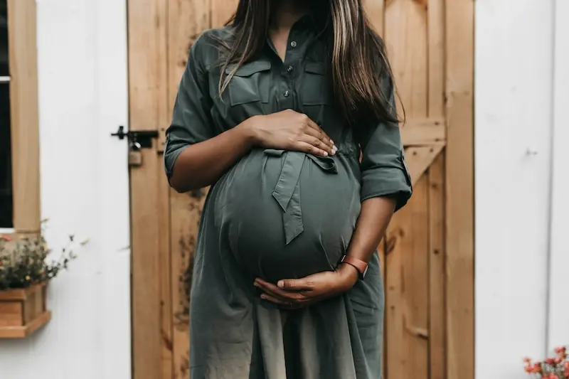 35 Poses incontournables pour sublimer votre photo de grossesse 16