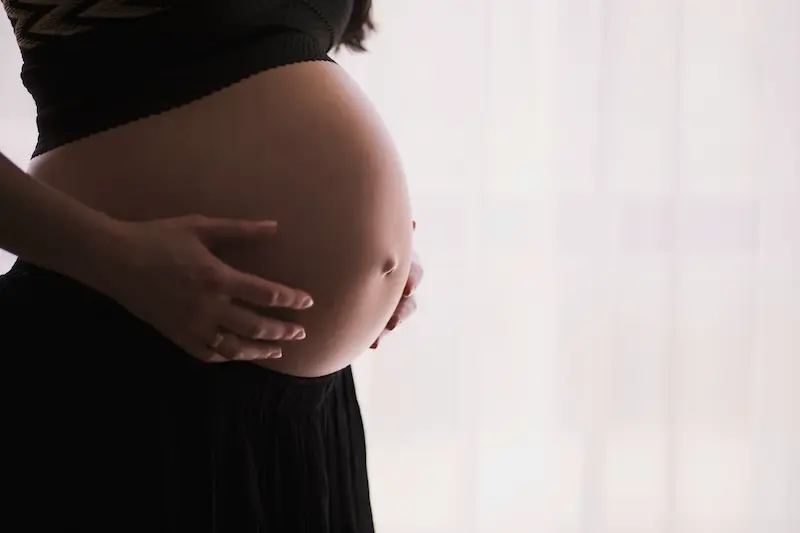 35 Poses incontournables pour sublimer votre photo de grossesse 17