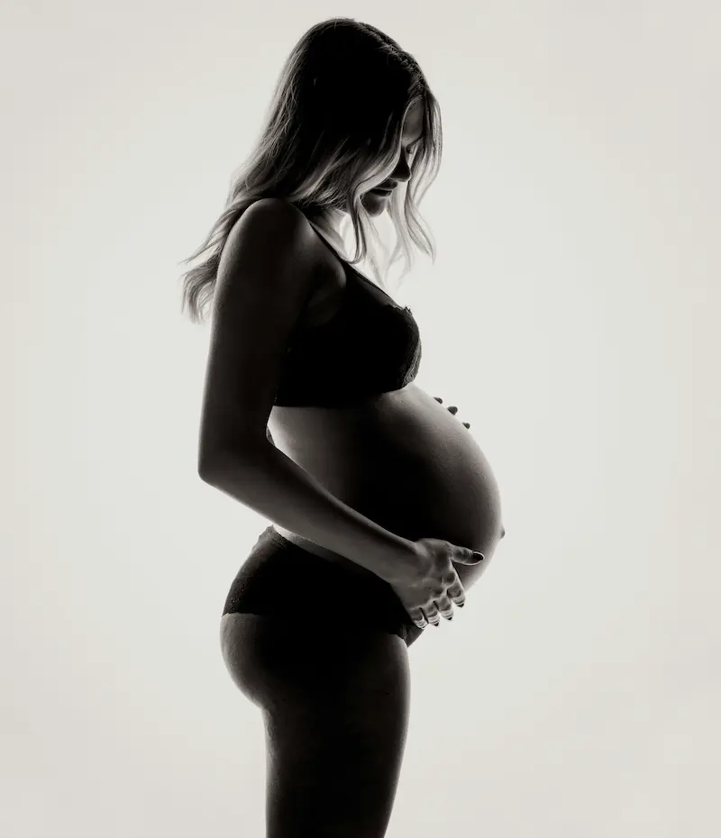 35 Poses incontournables pour sublimer votre photo de grossesse 18