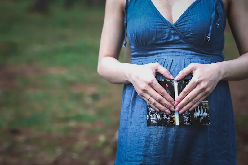 35 Poses incontournables pour sublimer votre photo de grossesse 19