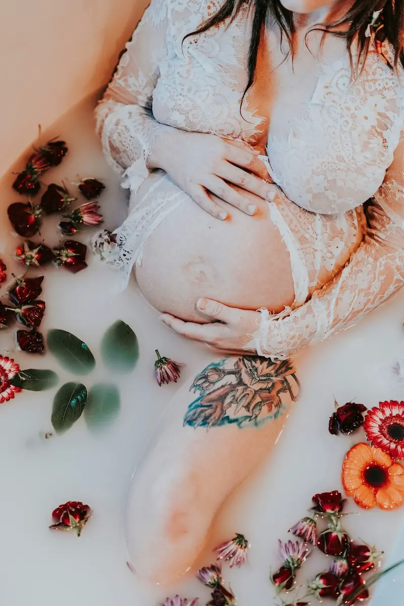 35 Poses incontournables pour sublimer votre photo de grossesse 20