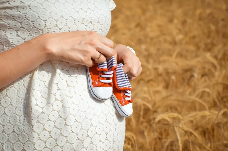 35 Poses incontournables pour sublimer votre photo de grossesse 21