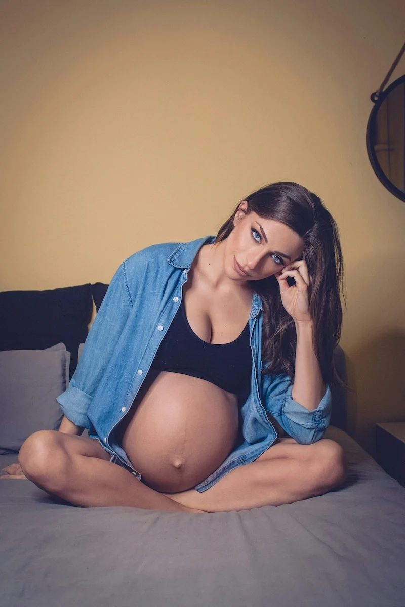 35 Poses incontournables pour sublimer votre photo de grossesse 23