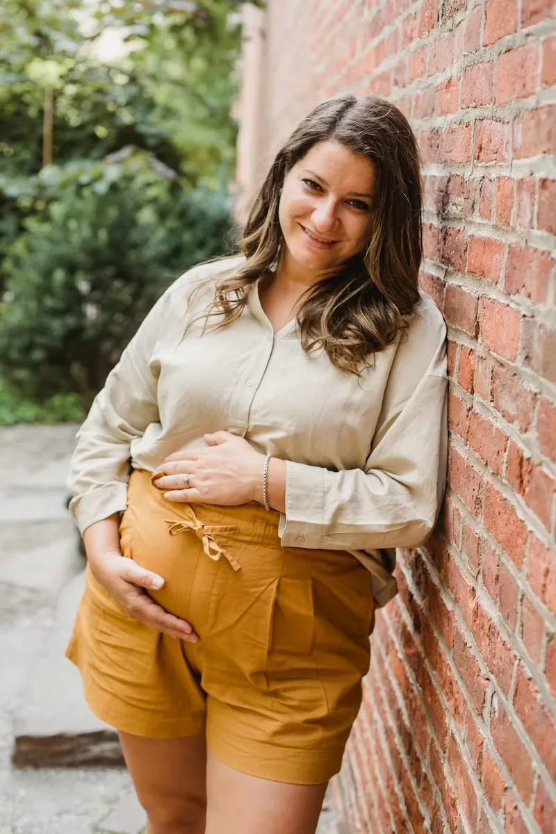35 Poses incontournables pour sublimer votre photo de grossesse 24