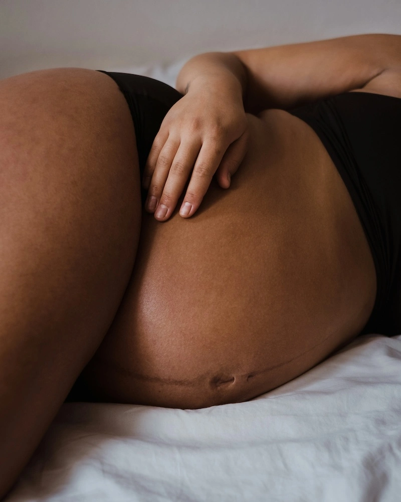 35 Poses incontournables pour sublimer votre photo de grossesse 27