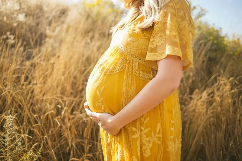 35 Poses incontournables pour sublimer votre photo de grossesse 29